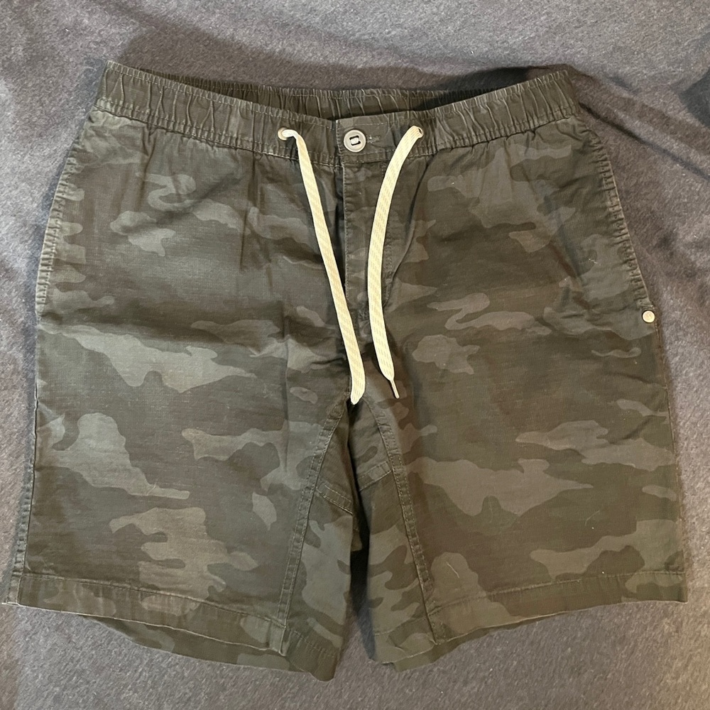 Vuori Men's Size Large Ripstop Gray Camo Shorts